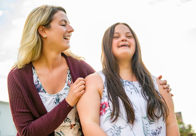 2 femmes dont une atteinte de la trisomiequi rigolent ensemble