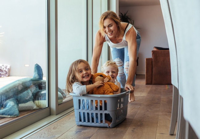 2 enfants heureux dans un bac à linge