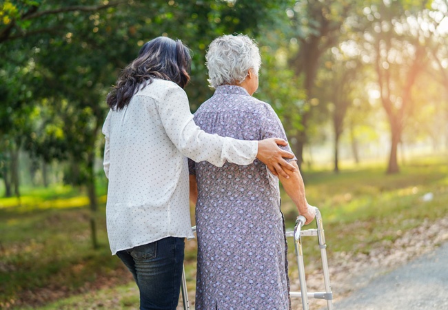 2 femmes dont 1 âgée qui se baladent à l'exterieur