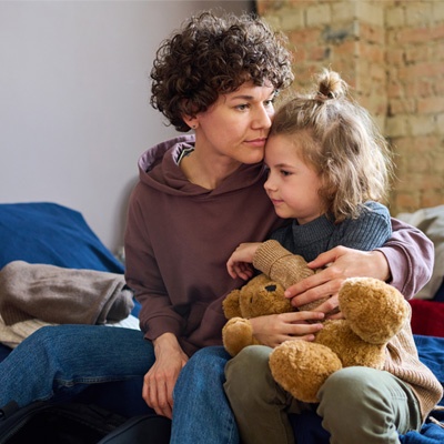 Dame qui fait un calin à un enfant