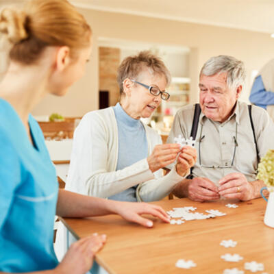 séniors qui jouent à un jeu