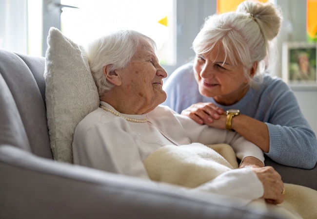 deux femmes qui se sourient