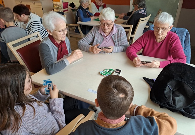 Des séniors isolés et des enfants qui jouent ensemble