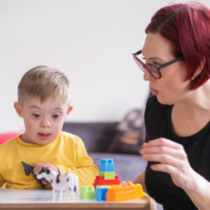 Enfant trisomique qui joue