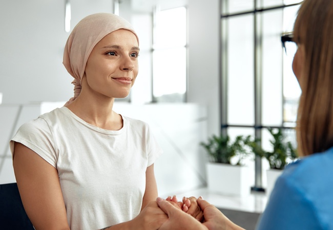 femme malade qui sourit à une soignante