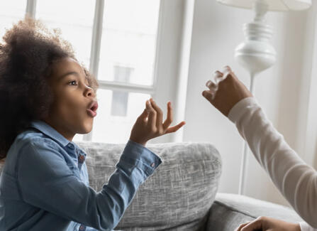 fille qui parle en langue des signes