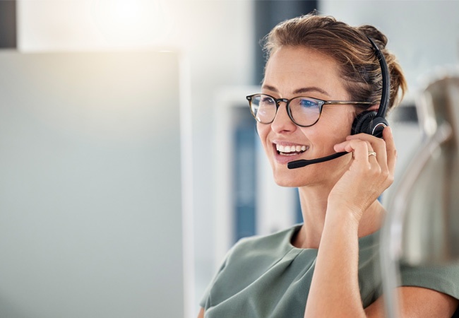 Femme souriante qui répond au téléphone