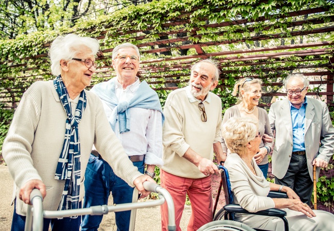 Groupe de personnes âgées qui discutent