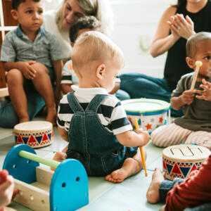 Groupe de jeunes enfants qui jouent avec des instruments en bois