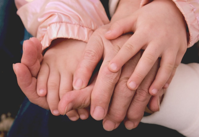 Mains d'adulte et d'enfant qui se tiennent les mains450