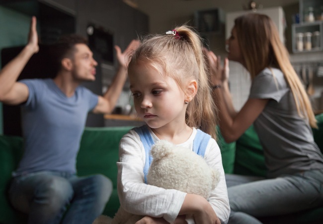 Parents qui s'énervent derrière une petite fille triste