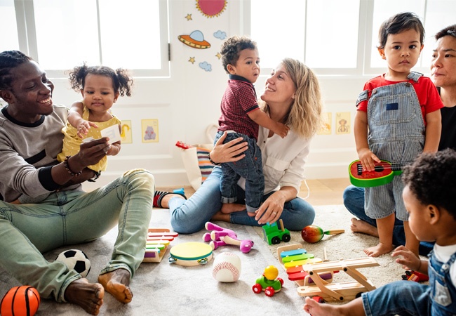 Plusieurs parents et enfants qui jouent et rigolent ensemble