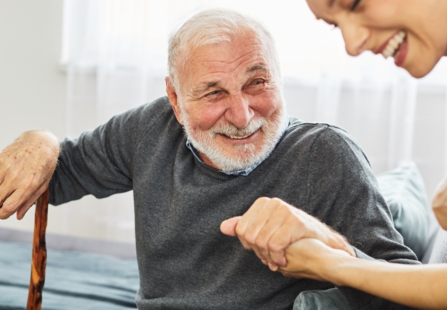 Senior qui se lève avec aide femme