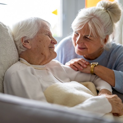 Une dame allongée dans son lit