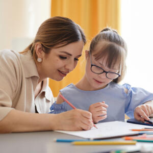 Une enfant atteinte de trisomie 21 qui apprend à colorier