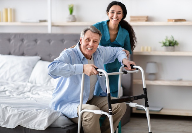 une femme souriante aide un homme âgé