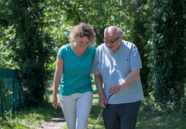 Un monsieur et une dame qui se baladent à l'exterieur