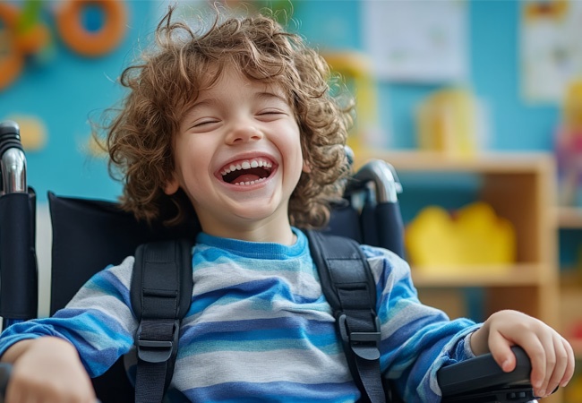 Un garçon en fauteuil roulant qui rigole