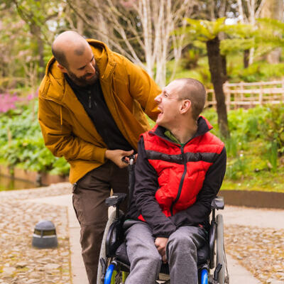 Un homme et une personne en situation de handicap