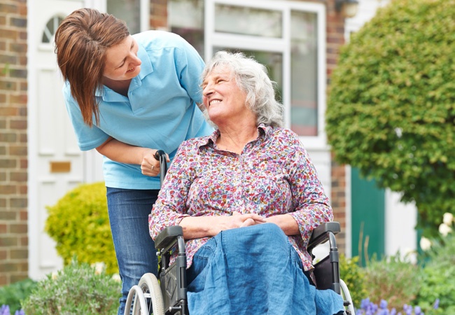 Une jeune femme et une dame en situation