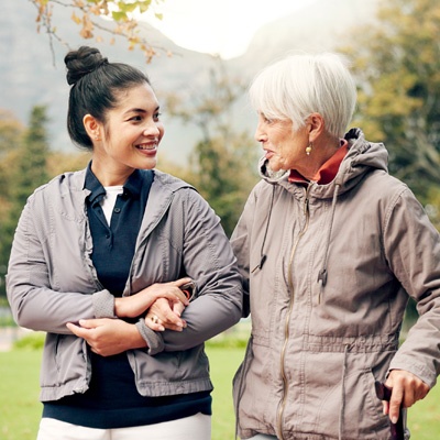 femme qui accompagne une dame âgée pour marcher