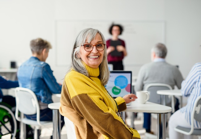 femme qui sourit avec son ordinateur