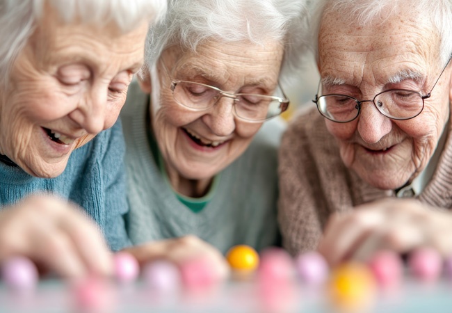 groupe de seniors souriants qui jouent avec des billes