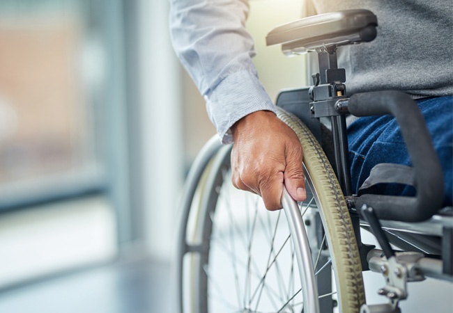 homme en fauteuil roulant qui avance