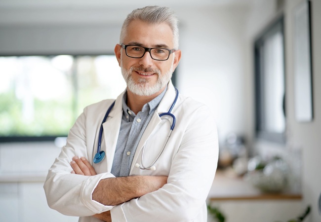 homme médecin souriant avec un sthétoscope