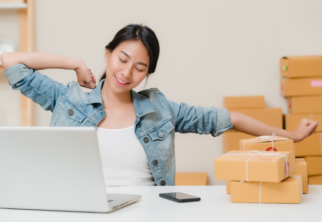 jeune femme qui s'étire en travaillant