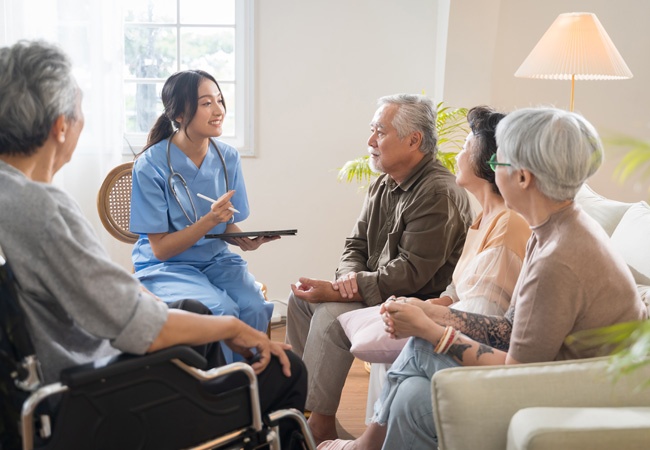 soignante qui discute avec un groupe de seniors